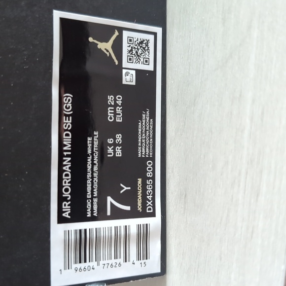 Air Jordan 1 Mid SE (GS) - Picture 7 of 7